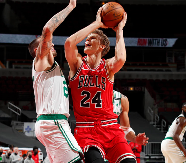  杰伦布朗爆发绿军击败篮网缩小分差