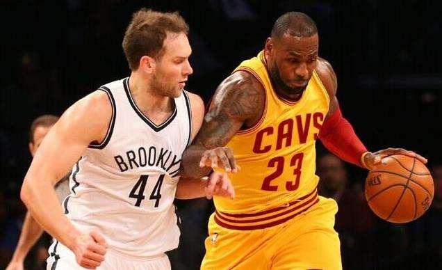  马尔卡宁三分雨浇灭热火，骑士爆冷击败劲旅挺进前八  